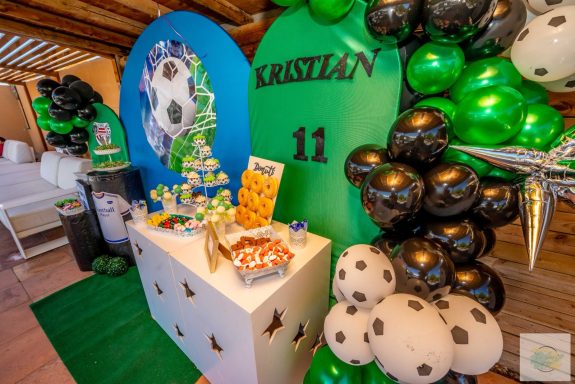 Mesa dulce decorada para cumpleaños de fútbol