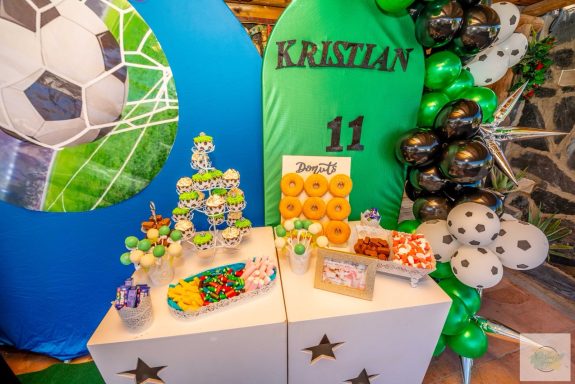 Visión frontal de la mesa dulce decorada para un cumpleaños 