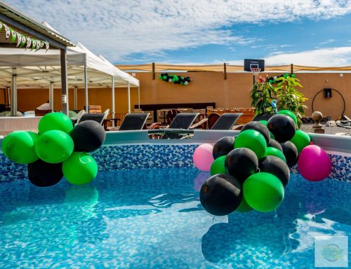 Piscina con globos decorada para un cumpleaños