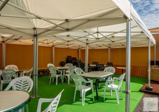 Área de eventos con carpas de alquiler y mobiliario como mesas y sillas en nuestra finca, ideal para celebraciones